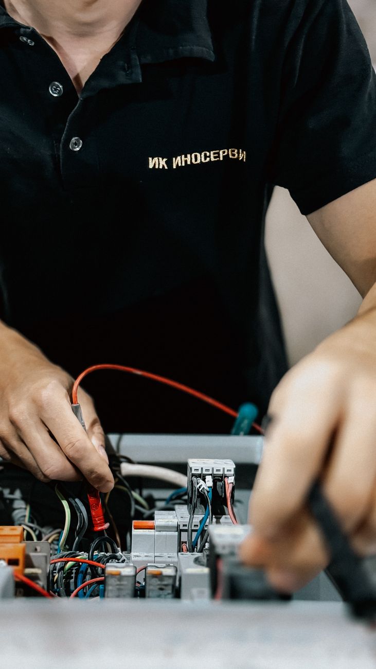 Técnico eletricista realizando instalação elétrica